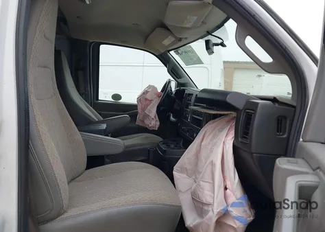 2019 Chevrolet Express 2500 Work Van z USA, uszkodzony, nr VIN 1GCWGAFP5K1298445